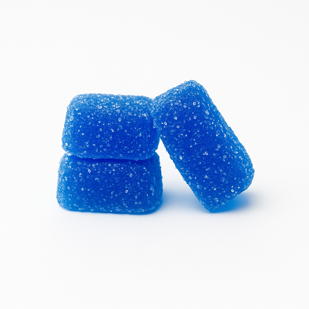 deux gummies THC 30mg saveur myrtille hors du pot. gummies forme bleu rouge recouvert de sucre