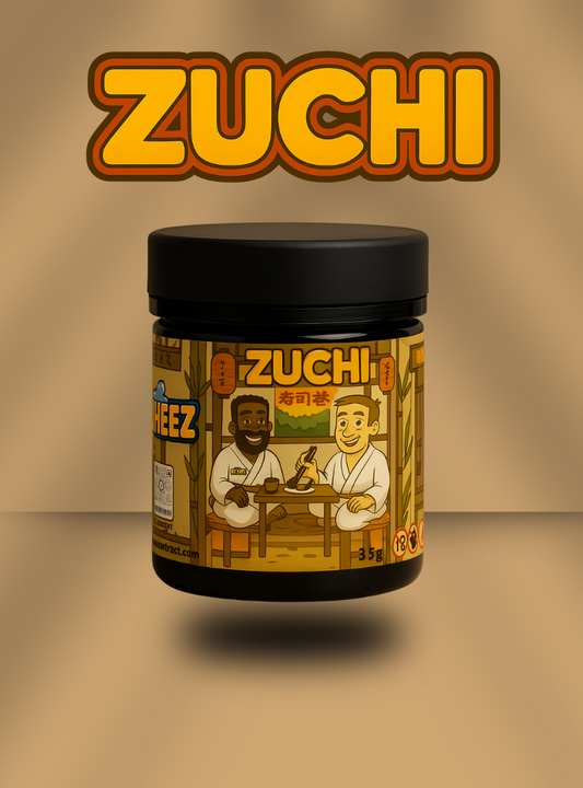pot de fleur CBD zuchi en assis a une table japonaise sur fond jaune, l'étiquette sur le pot présente deux personnages en costume traditionnel sur un décor asiatique